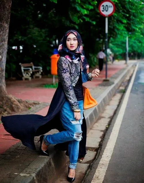 10 Gaya Jeans yang Tetap Sopan dan Nyaman, Buat Kamu Cewek Berhijab 12