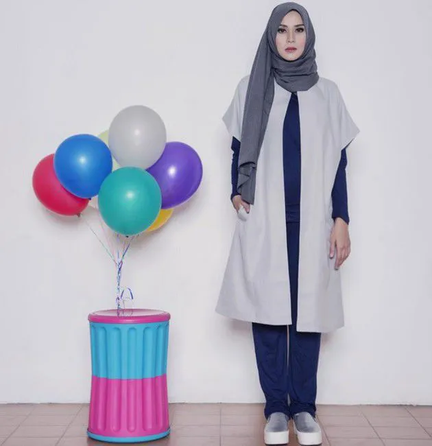 Buat Kamu yang Mulai Belajar Berhijab, 10 Inspirasi Gaya Berbusana Zaskia Adya Mecca Ini Bisa Kamu Tiru 18
