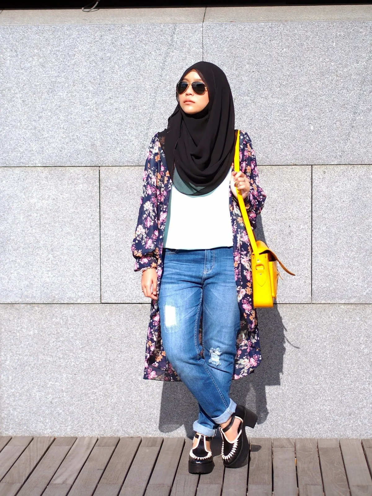 10 Gaya Jeans yang Tetap Sopan dan Nyaman, Buat Kamu Cewek Berhijab 13
