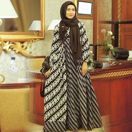 Batik Itu Tak Selamanya Cuma Kemeja atau Blouse doang. 8 Style Batik Antimainstream Ini Wajib Banget Kamu Coba! 18
