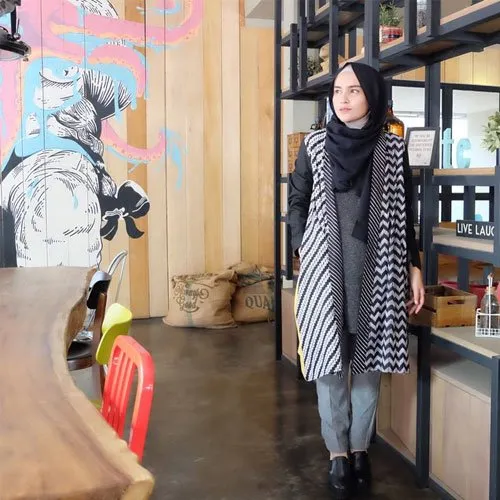 Batik Itu Tak Selamanya Cuma Kemeja atau Blouse doang. 8 Style Batik Antimainstream Ini Wajib Banget Kamu Coba! 19