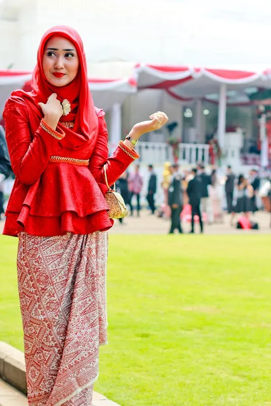 Batik Itu Tak Selamanya Cuma Kemeja atau Blouse doang. 8 Style Batik Antimainstream Ini Wajib Banget Kamu Coba! 16