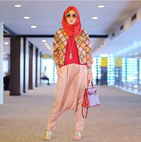 Batik Itu Tak Selamanya Cuma Kemeja atau Blouse doang. 8 Style Batik Antimainstream Ini Wajib Banget Kamu Coba! 11