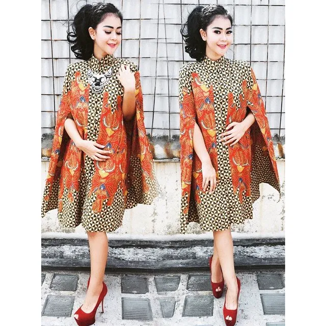 Batik Itu Tak Selamanya Cuma Kemeja atau Blouse doang. 8 Style Batik Antimainstream Ini Wajib Banget Kamu Coba! 12