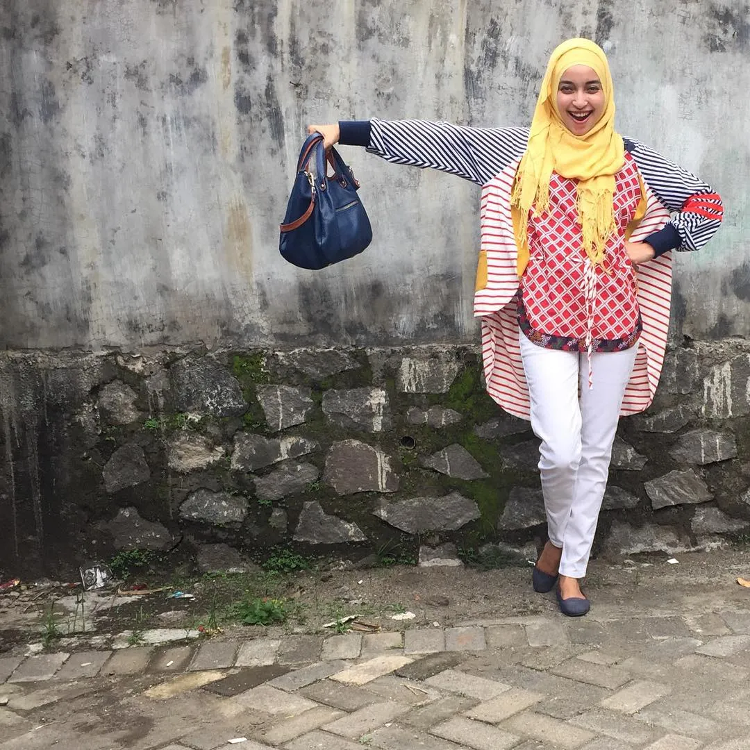 Batik Itu Tak Selamanya Cuma Kemeja atau Blouse doang. 8 Style Batik Antimainstream Ini Wajib Banget Kamu Coba! 15