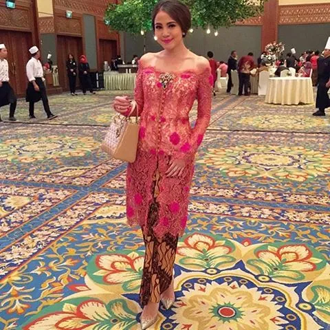 Batik Itu Tak Selamanya Cuma Kemeja atau Blouse doang. 8 Style Batik Antimainstream Ini Wajib Banget Kamu Coba! 14