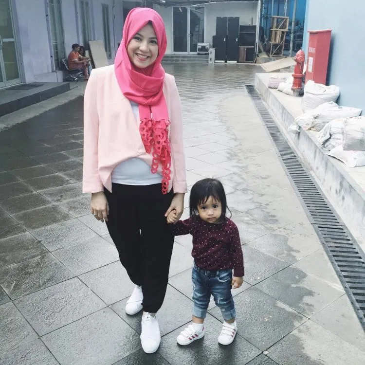 Berhijab atau Tidak, Inilah 9 Gaya Berpakaian Yang Pas Untukmu Calon Ibu-ibu Muda 16