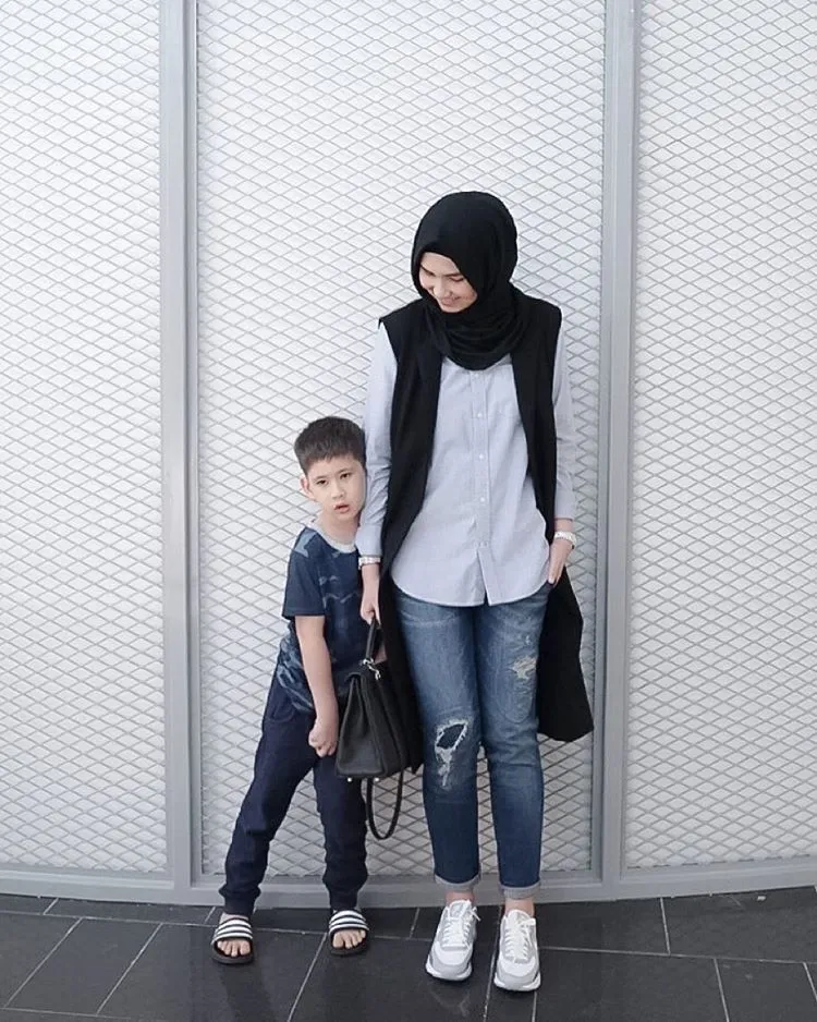 Berhijab atau Tidak, Inilah 9 Gaya Berpakaian Yang Pas Untukmu Calon Ibu-ibu Muda 14