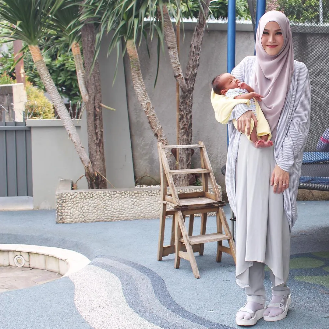 Berhijab atau Tidak, Inilah 9 Gaya Berpakaian Yang Pas Untukmu Calon Ibu-ibu Muda 12