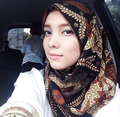 Batik Itu Tak Selamanya Cuma Kemeja atau Blouse doang. 8 Style Batik Antimainstream Ini Wajib Banget Kamu Coba! 17