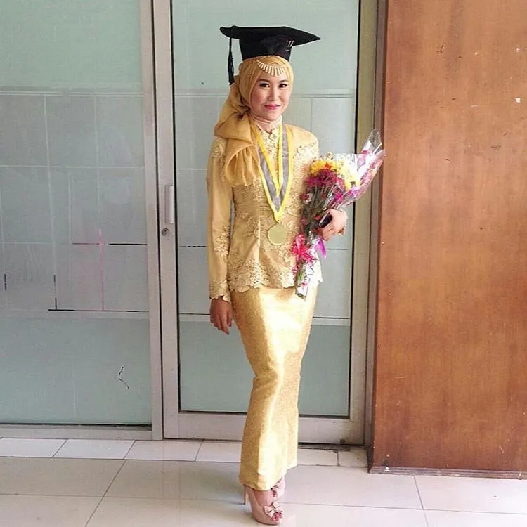 15 Ide Kebaya Muslimah, Untuk Mempercantikmu di Hari Wisuda Nanti 16