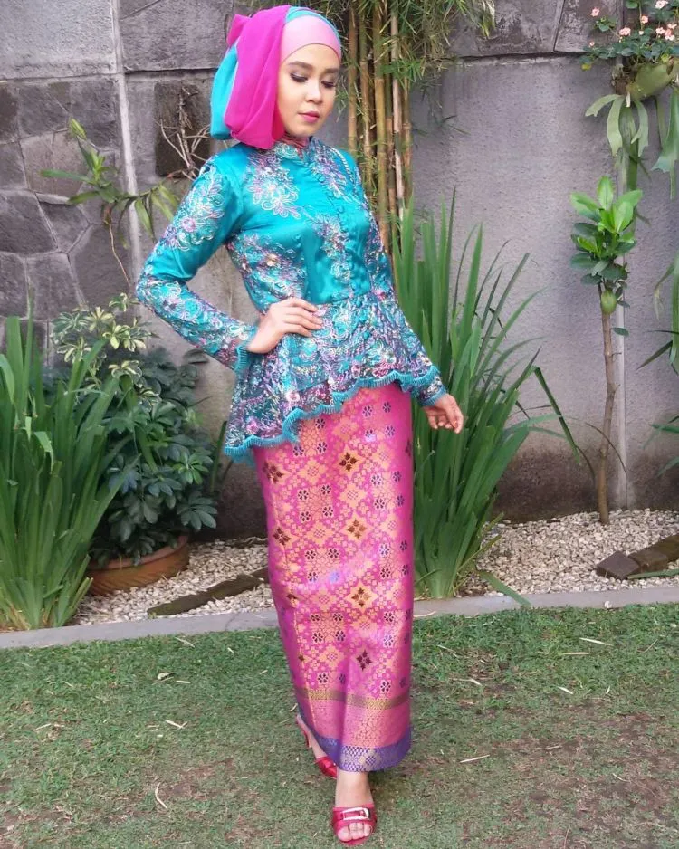 15 Ide Kebaya Muslimah, Untuk Mempercantikmu di Hari Wisuda Nanti 17