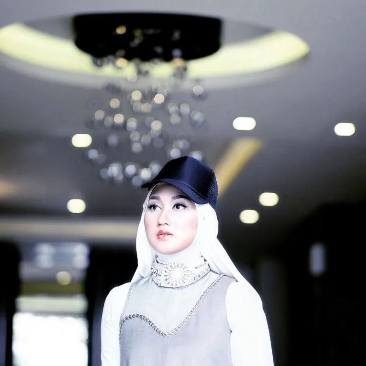 Jangan Lupakan Topi Untuk Melindungi Kepalamu. Intip 13 Penampilan yang Berpadu dengan Topi Baseball yang Dijamin Ga Bikin Kepanasan! 14