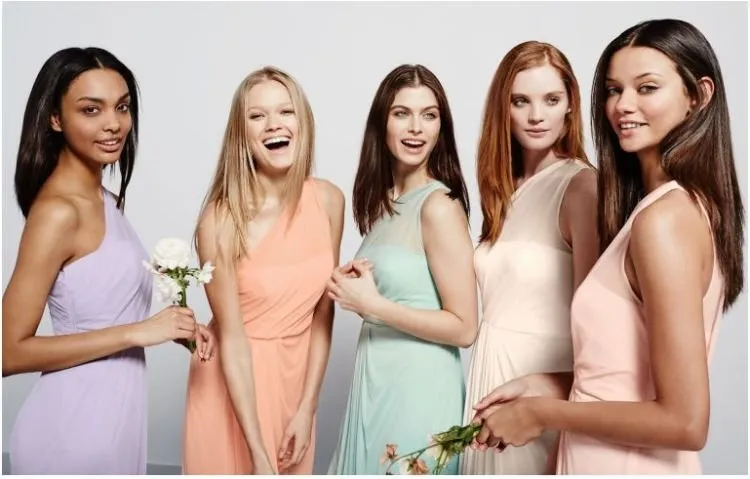 Gaun Untuk Bridesmaid-mu Tak Harus Kembar dan Seragam Lho. Intip 13 Inspirasi Gaun Cantik nan Beda Untuk Sahabat Terbaik di Hari Pernikahanmu Kelak. 25