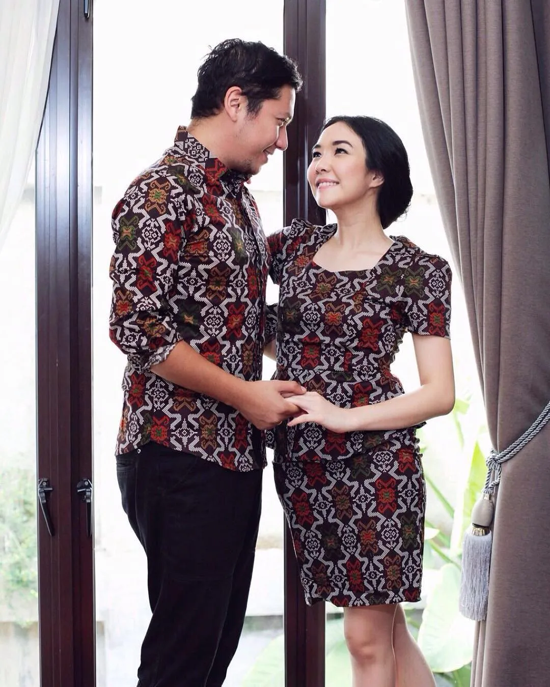 8 Busana Kondangan yang Membuatmu Terlihat Kompak nan Serasi Bersama Pasangan, Tanpa Perlu Ribet atau Berlebihan 27