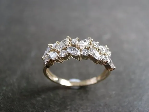 Bang, Jika Kita Duduk Berdua di Pelaminan Kelak, Sematkan 1 dari 13 Cincin Pernikahan yang Unik Ini Buat Adek Ya! 14