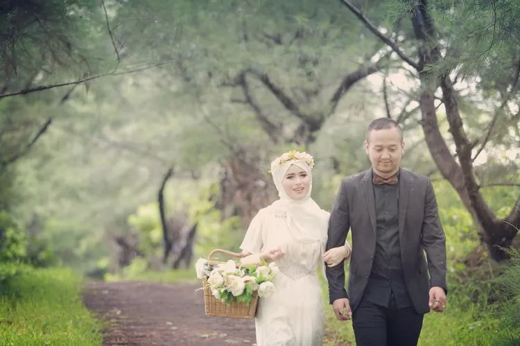Hijab atau Rambut Mahkota Kepalamu Akan Terlihat Menawan dengan 12 Inspirasi Flower Crown Ini untuk Hari Bahagiamu! 22