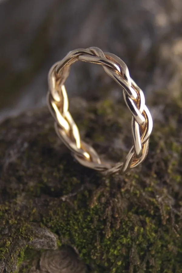 Bang, Jika Kita Duduk Berdua di Pelaminan Kelak, Sematkan 1 dari 13 Cincin Pernikahan yang Unik Ini Buat Adek Ya! 23