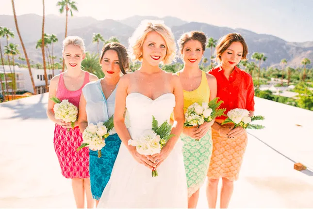 Gaun Untuk Bridesmaid-mu Tak Harus Kembar dan Seragam Lho. Intip 13 Inspirasi Gaun Cantik nan Beda Untuk Sahabat Terbaik di Hari Pernikahanmu Kelak. 23