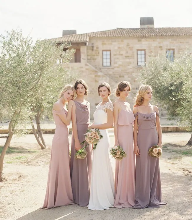Gaun Untuk Bridesmaid-mu Tak Harus Kembar dan Seragam Lho. Intip 13 Inspirasi Gaun Cantik nan Beda Untuk Sahabat Terbaik di Hari Pernikahanmu Kelak. 24