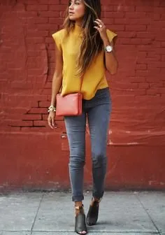 Biar Tambah PD dan Nggak Terlalu Mencolok Pakai Baju Kuning, Kamu Wajib Coba 7 Paduan Ini 24