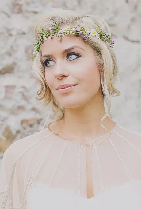 Hijab atau Rambut Mahkota Kepalamu Akan Terlihat Menawan dengan 12 Inspirasi Flower Crown Ini untuk Hari Bahagiamu! 24