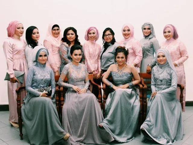 Gaun Untuk Bridesmaid-mu Tak Harus Kembar dan Seragam Lho. Intip 13 Inspirasi Gaun Cantik nan Beda Untuk Sahabat Terbaik di Hari Pernikahanmu Kelak. 26