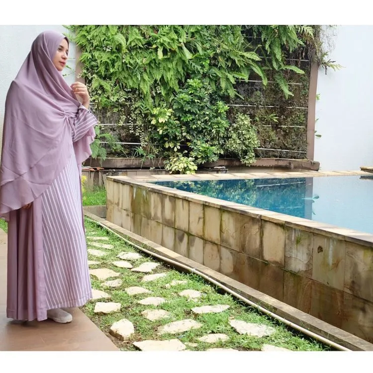 11 Penampilan Menawan dengan Khimar. Jilbab yang Pas Untukmu yang Ingin Tetap Sopan dan Kekinian! 22