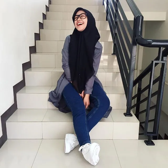 Buatmu Yang Berhijab, 12 Inspirasi Gaya Ria Ricis Ini Bisa Banget Kamu Tiru. Dari Yang Casual Hingga Yang Girly. 23