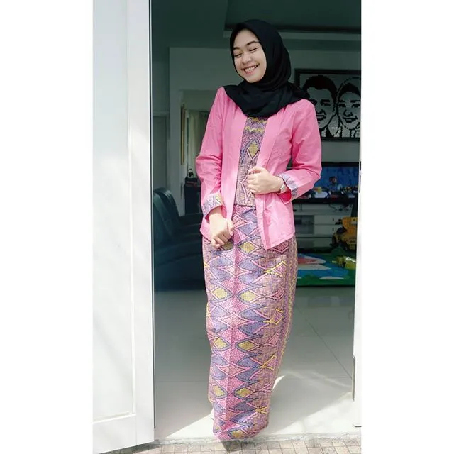 Buatmu Yang Berhijab, 12 Inspirasi Gaya Ria Ricis Ini Bisa Banget Kamu Tiru. Dari Yang Casual Hingga Yang Girly. 16