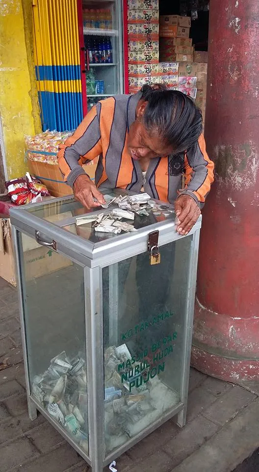 Kisah Menyentuh Mbah Jum. Pengumpul Sayuran Liar yang Beramal Setiap Hari 7
