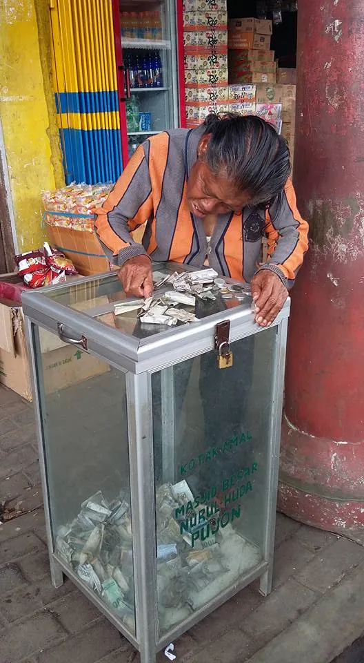 Kisah Menyentuh Mbah Jum. Pengumpul Sayuran Liar yang Beramal Setiap Hari 9