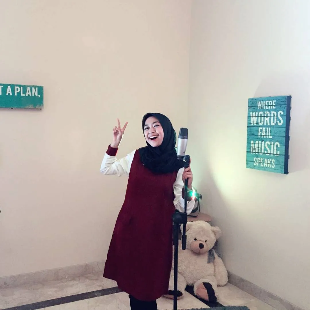 Buatmu Yang Berhijab, 12 Inspirasi Gaya Ria Ricis Ini Bisa Banget Kamu Tiru. Dari Yang Casual Hingga Yang Girly. 13