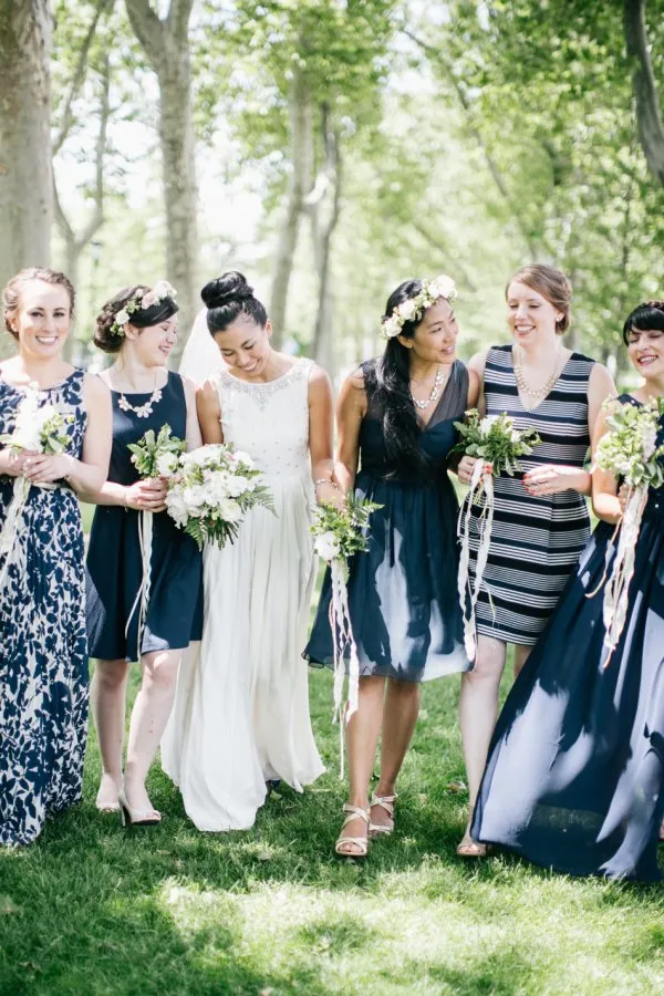 Gaun Untuk Bridesmaid-mu Tak Harus Kembar dan Seragam Lho. Intip 13 Inspirasi Gaun Cantik nan Beda Untuk Sahabat Terbaik di Hari Pernikahanmu Kelak. 17