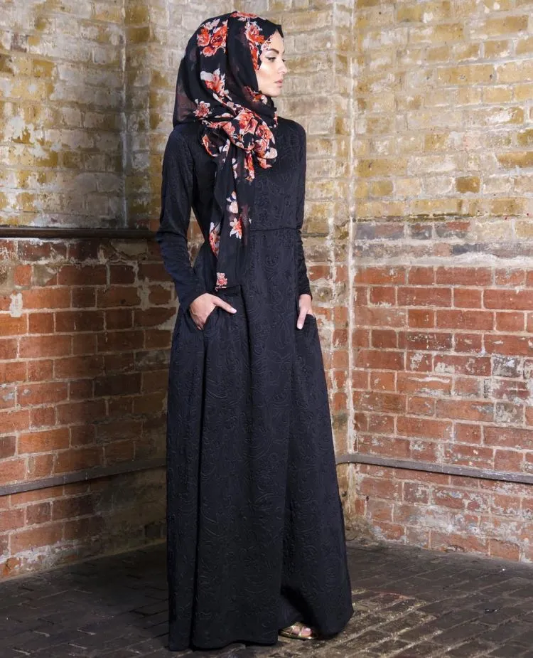 Hitam Tak Melulu Berarti Gloomy. Menawan yang Tak Ada Habisnya Bisa Terpancar dari 15 Inspirasi Penampilan Ini! 16
