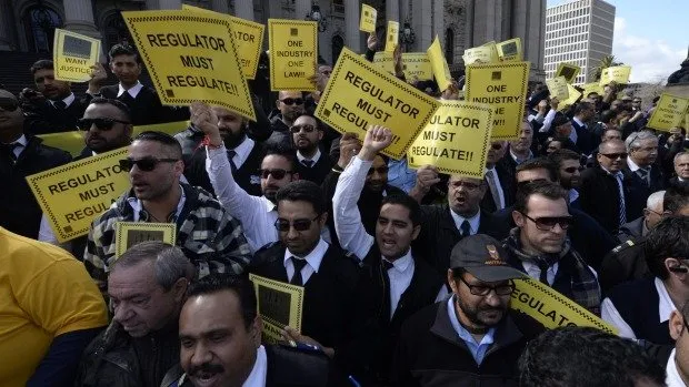 5 Aksi Demo Menolak Uber Taxi di Berbagai Negara. Sama Sekali Nggak Anarkis Kayak di Jakarta! 9