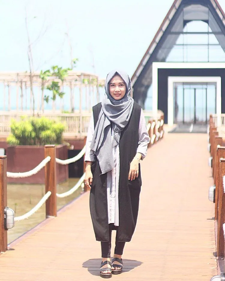 Hitam Tak Melulu Berarti Gloomy. Menawan yang Tak Ada Habisnya Bisa Terpancar dari 15 Inspirasi Penampilan Ini! 30