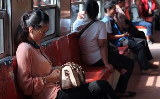 Karena KRL Jadi Transportasi Favorit Warga Jakarta. Kamu Bakal Menemukan Berbagai Tipe Manusia Ini Di Sana 19