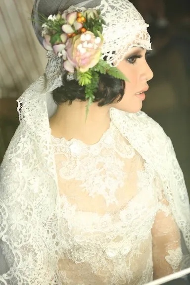 Hijab atau Rambut Mahkota Kepalamu Akan Terlihat Menawan dengan 12 Inspirasi Flower Crown Ini untuk Hari Bahagiamu! 14