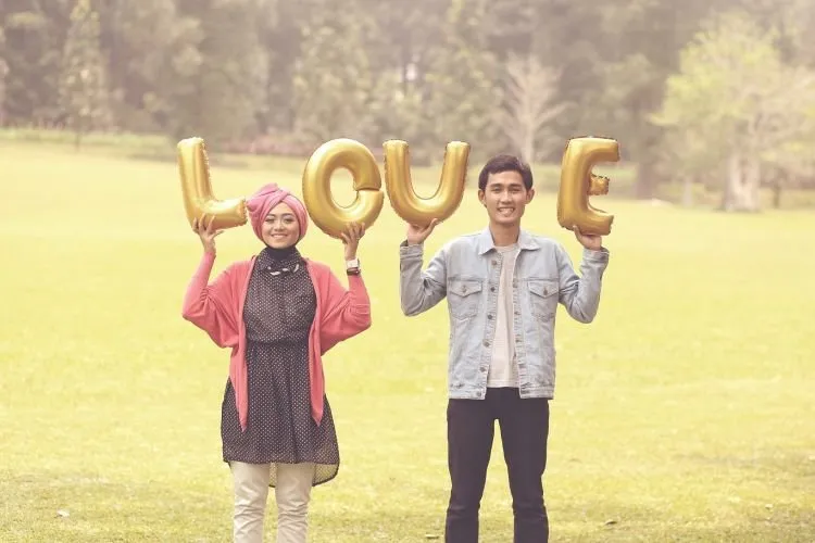 Buatmu yang Tak Mau Repot Menyiapkan PreWedding, 10 Ide Outfit Untukmu dan Pasangan Ini Bisa Jadi Pilihan 18