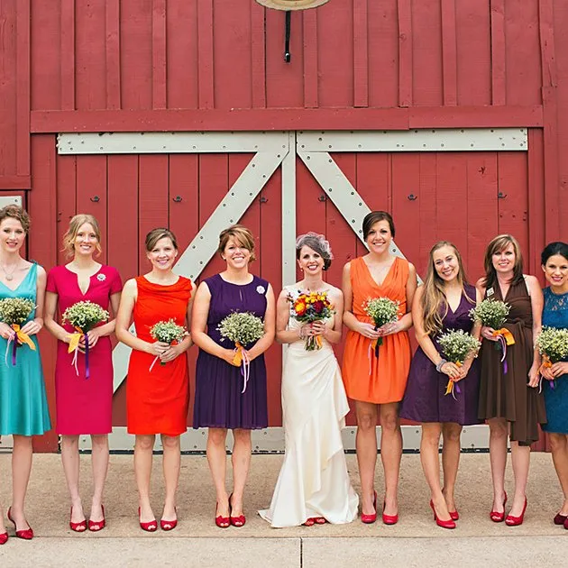 Gaun Untuk Bridesmaid-mu Tak Harus Kembar dan Seragam Lho. Intip 13 Inspirasi Gaun Cantik nan Beda Untuk Sahabat Terbaik di Hari Pernikahanmu Kelak. 14