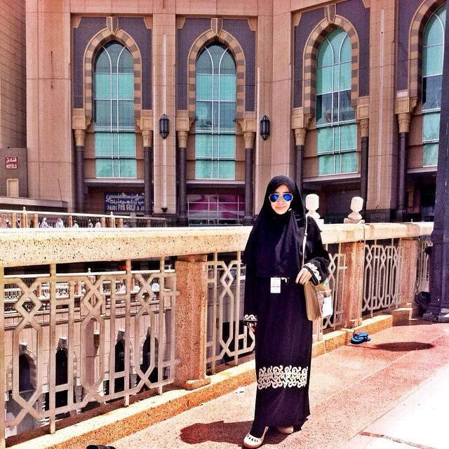 11 Ide Gaya Hijab Komplit dengan Kaos Kaki. Menutup Aurat Bukan Berarti Nggak Cantik Lagi 10