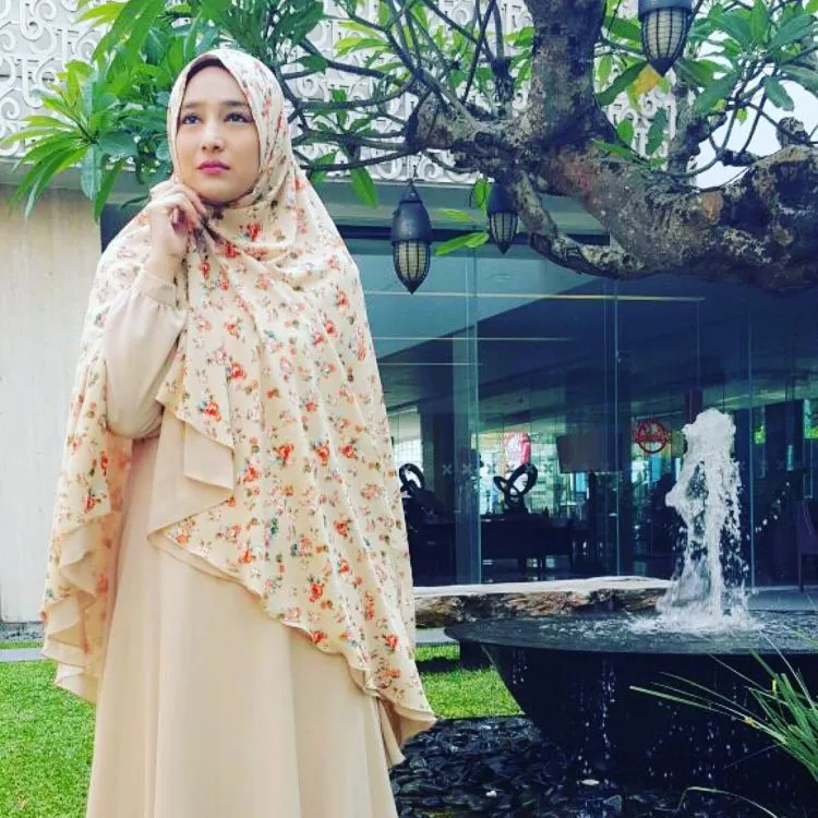 11 Penampilan Menawan dengan Khimar. Jilbab yang Pas Untukmu yang Ingin Tetap Sopan dan Kekinian! 13