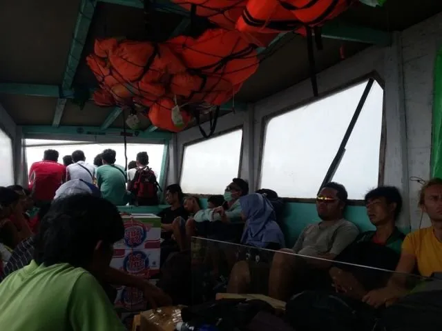 Suasana kapal publik di sekitar Pulau Gili