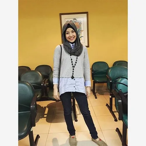 7 Gaya Hijab Buatmu yang Nyaman Ber-Jeans dan Kemeja. Biar Nggak Kelihatan Biasa Aja 11