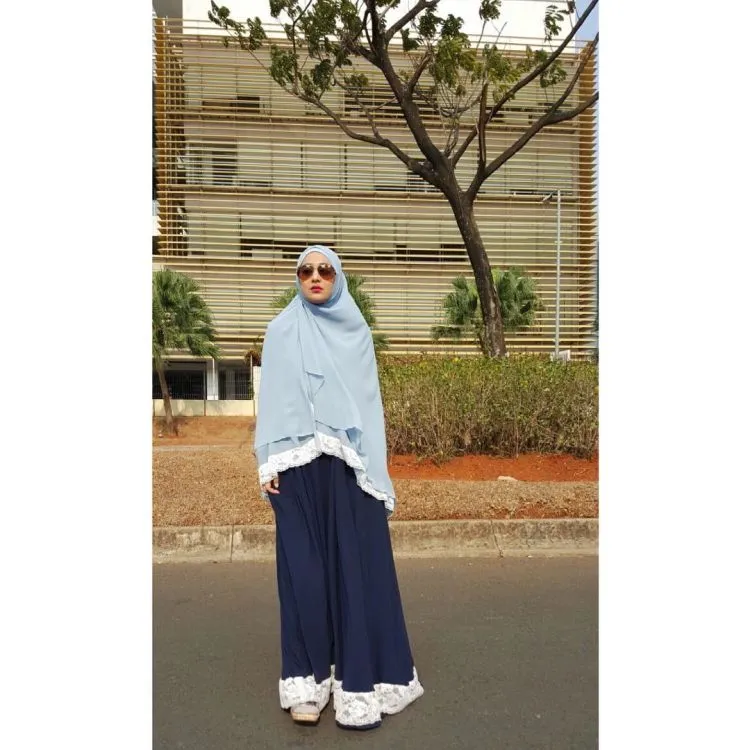 11 Penampilan Menawan dengan Khimar. Jilbab yang Pas Untukmu yang Ingin Tetap Sopan dan Kekinian! 14