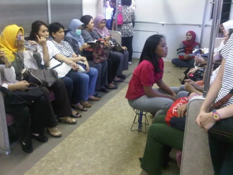 Karena KRL Jadi Transportasi Favorit Warga Jakarta. Kamu Bakal Menemukan Berbagai Tipe Manusia Ini Di Sana 18