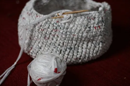 Daripada Sia-Sia Jadi Limbah, Kantong Plastik Bekas Bisa Kamu Ubah Jadi 7 Barang Lucu Ini 13