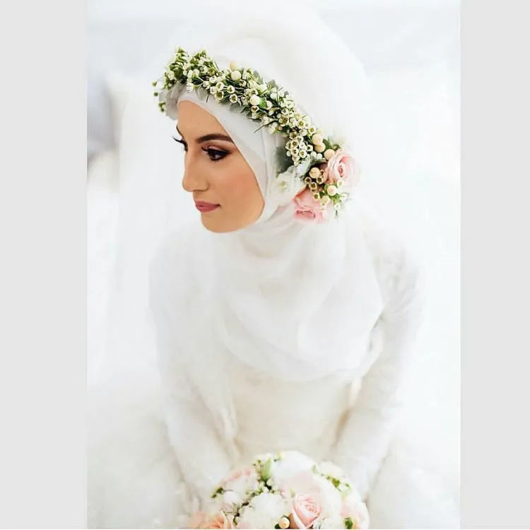 Hijab atau Rambut Mahkota Kepalamu Akan Terlihat Menawan dengan 12 Inspirasi Flower Crown Ini untuk Hari Bahagiamu! 16
