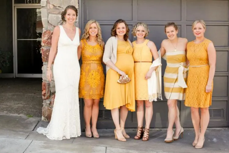 Gaun Untuk Bridesmaid-mu Tak Harus Kembar dan Seragam Lho. Intip 13 Inspirasi Gaun Cantik nan Beda Untuk Sahabat Terbaik di Hari Pernikahanmu Kelak. 21